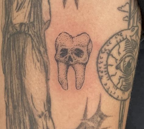 Stick Poke, Tooth Tattoo, Stick Poke Tattoo, Torso Tattoos, Funky Tattoos, Arte Grunge, Handpoke Tattoo, Stick N Poke Tattoo, Doodle Tattoo