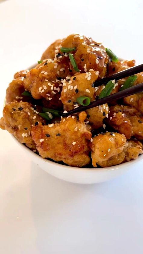 Quick and Easy Honey Garlic Sesame Chicken. Baked in a panko breading and tosses in a sweet and spicy Honey Garlic Sesame sauce. Honey Sesame Chicken, Chicken Baked, Honey Sesame, Honey Garlic Sauce, Sesame Sauce, Spicy Honey, Sesame Chicken, Chicken Bites, Rice Wine Vinegar