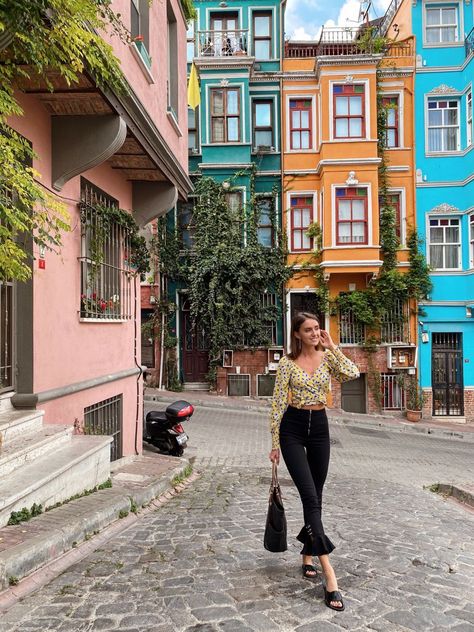 Outfits For Istanbul Summer, Outfit Ideas Turkey, Fashion In Turkey, Istanbul Travel Outfit, Turkey Travel Istanbul Outfits, Vacation Outfits Turkey, Turkey Inspo Pics, Istanbul Turkey Photo Ideas, Turkey Vacation Pictures