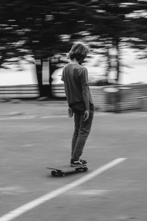 Skate Photography, Skateboard Photos, A Well Traveled Woman, Skate Photos, Skater Vibes, Skate And Destroy, Skateboard Photography, Skater Aesthetic, Skate Style