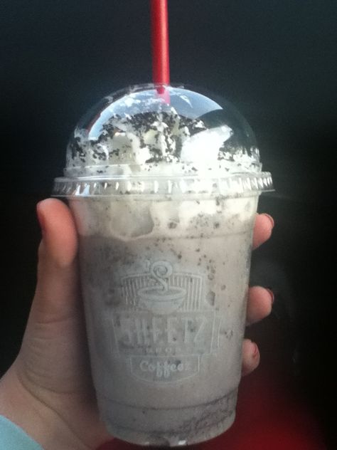 Cookies and cream drink from sheetz! :) Chick Fil A Milkshake Recipe, Cookies And Cream Drink, Chick Fil A Cookies, Cookies And Cream Milkshake, Refreshing Beverages, Milkshake Recipe, Steak And Shrimp, Milkshake Recipes, Cookies N Cream Cookies