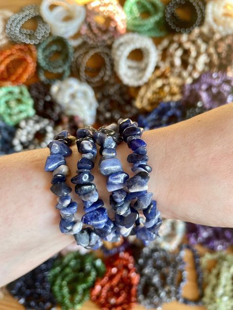 Crystal Chip Bracelet, Crystals Natural, Blue Crystal Bracelet, Jewellery Crystal, Chip Bracelet, Sodalite Crystal, Healing Gemstones, Types Of Crystals, Hippie Jewelry