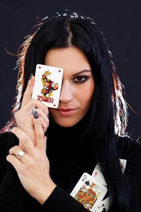 Cristina Scabbia, Foto Poses, Metal Girl, Creative Portraits, Female Singers, Creative Photography, Photo Poses, Heavy Metal, Poker