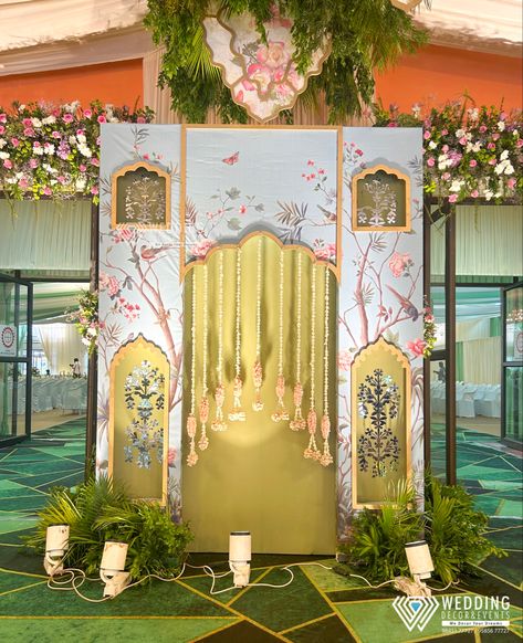 Traditional Photobooth Ideas, Pichwai Decoration Ideas, Pichwai Backdrop Decor, Traditional Backdrop, Small Wedding Decor, Mehendi Decor Ideas, Simple Stage Decorations, Wedding Stage Design, Ganpati Decoration Design