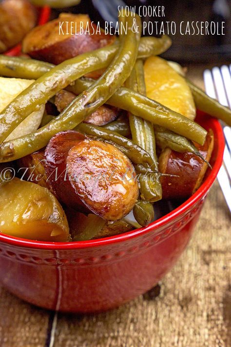 Kielbasa, green beans and potatoes blend together to make this wonderful and comforting casserole–and the slow cooker does all the work! Kielbasa Green Beans, Slow Cooker Kielbasa, Beans And Potatoes, Potatoes And Green Beans, Kielbasa Recipes, Sausage Dishes, Dinner Today, Green Beans And Potatoes, Camping Dinners