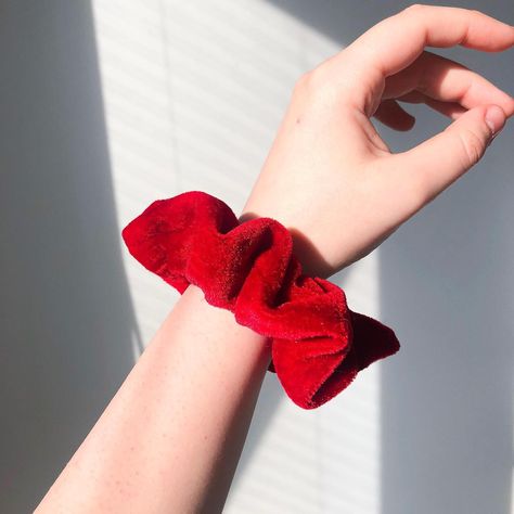 Christmas Bridal Shower, Red Scrunchie, Minimalist Hair Accessories, 90s Accessories, Diy Hair Scrunchies, Minimalist Hair, Handmade Scrunchie, Bright Red Hair, Velvet Scrunchie