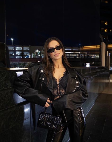 All black, leather, chain quilting and lace. The edgy rocker girl chic outfit of our dreams. Rock And Roll Chic Outfits, Rock Chick Outfits, Rock Chic Outfits, Stargirl Aesthetic, Chick Outfit, Rocker Chick, Rocker Girl, Bar Outfit, Rock N Roll Style