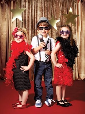 Red Carpet party ideas for #BirthdayPhotoBooth!   Gold cloth + A few Gold Stars. Simple and photographs beautifully!  Brilliant! Red Carpet Party Outfit Ideas, Red Carpet Dress Up Day At School, Hollywood Activities For Kids, Red Carpet Kids Party, Red Carpet Themed Birthday Party, Hollywood Red Carpet Dresses, Red Carpet Party Outfit, Movie Star Party, Red Carpet Theme Party