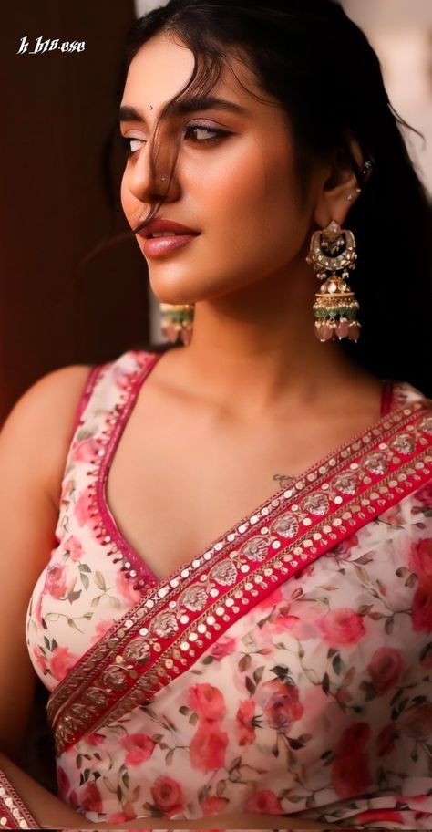 Priya Prakash Varrier Hot, Priya Prakash Varrier, Priya Prakash, Gorgeous Saree, Bollywood Girls, Actress Pics, Saree Look, Beautiful Smile Women, Saree Blouse Designs