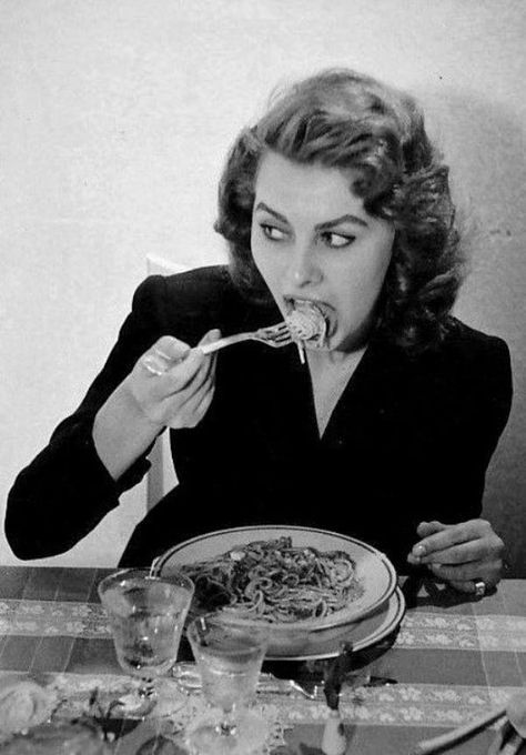 Sophia Loren eating spaghetti in a restaurant in Italy, 1953. Photo by Franco Fedeli Eating Spaghetti, Woman Eating, Disney Theory, Sofia Loren, Italian Actress, Italian Pizza, People Eating, Sophia Loren, Silver Screen