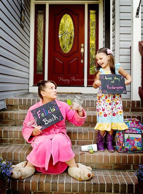 Pin for Later: This Mom's Hysterical Last Day of School Photo Shows How Every Parent Feels Kindergarten Photography, 1st Day Of School Pictures, First Day Of School Pictures, Back To School Funny, Susan Boyle, Back To School Pictures, Funny Sports Pictures, School Photo, Childhood Home