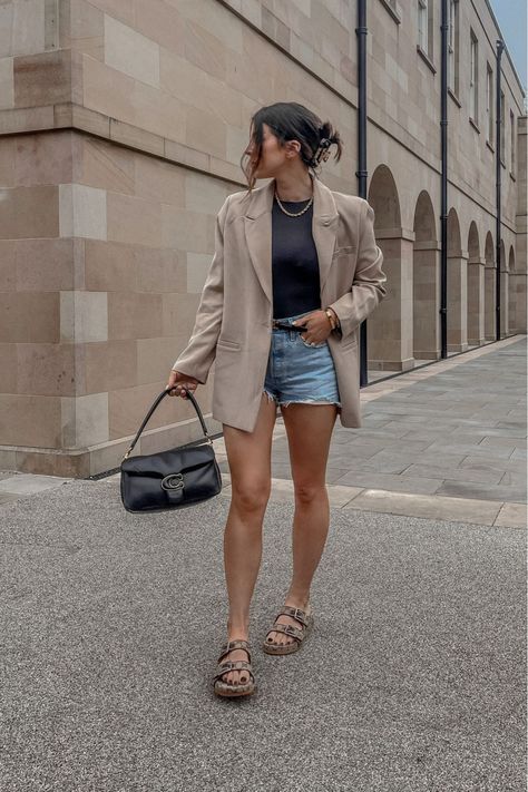 Beige Denim Shorts Outfit, Beige Blazer Outfit Summer, Oversized Blazer And Shorts Outfit, Oversized Blazer Summer Outfit, Coach Pillow Tabby 26 Outfit, Nyc Style Outfits Summer, Beige Birkenstocks Outfit, Coach Sandals Outfit, Arizona Fashion Outfits