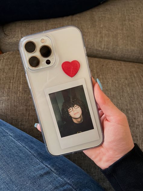 Cute Polaroid Phone Case Ideas, Iphone Poloroid Case, Polaroid In Phone Case Aesthetic, Polaroid Ideas For Boyfriend, Phone Cases With Polaroid Picture, Polaroid Photo Phone Case, Polaroid Behind Phone Case, Stuff To Put In The Back Of Your Phone Case, Clear Iphone Case Ideas Polaroid