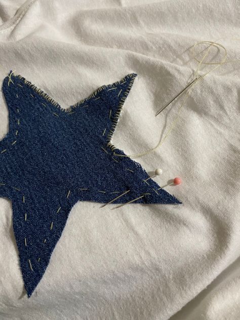 Stuff To Make Out Of Old Jeans, Diy Fabric Patches Ideas, Tshirt Fabric Ideas, Star Patches On Jeans, How To Sew Stars On Jeans, Diy Patch Clothes, Star Patch Shirt, Sewing Words On Clothes, White Tee Design