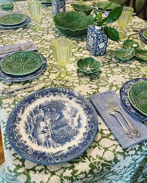 New Bordillo Pinheiro cabbage dishes with old blue and white transfer ware. Green cabbage plates, napkins, and tablecloth from Amazon. Cabbage Plates Display, Cabbage Table Setting, Cabbage Plates Table Settings, Blue Willow Kitchen, Cabbage Plates, Cabbage Ware, Cabbage Dishes, 1970s House, Country Primitive Decor