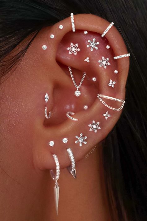 Dope Multiple Cartilage Ear Piercing Ideas – Pretty Earring Studs – www.Impuria.com Pretty Earrings Studs, Ear Piercing Earrings, Ear Piercing Ideas, Conch Hoop, Earrings Cartilage, Helix Piercing Jewelry, Cartilage Jewelry, Piercing Earrings, Snow Flakes