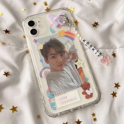 @milktae.bby shared a photo on Instagram: “Here is this weeks “what’s behind my phone case?”🧚🏼💞✨The keychain and charm holder are both from @ourgalaxycharms ! [Cr: @ramiro.rod18 for…” • Mar 16, 2021 at 4:39pm UTC Seni Resin, Kpop Phone Cases, Phone Case Diy Paint, Kpop Diy, Kawaii Phone Case, Diy Iphone Case, Case Ideas, Charm Holder, Pretty Phone Cases