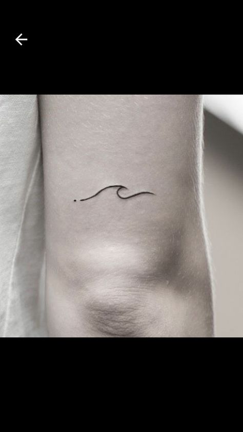 Minimalistic Tattoo Wave, Simple Wave Tattoo, Tattoo Homme, Small Wave Tattoo, Famous Tattoo Artists, Astrology Tattoo, Wave Tattoo, Small Girl Tattoos, Sun Tattoos