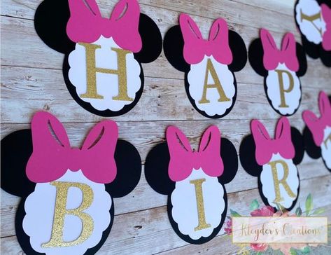 Minnie Diy Decorations, Cricut Minnie Mouse Birthday, Happy Birthday Theme Ideas, Diy Minnie Mouse Birthday Decorations, Diy Minnie Mouse Decorations, Girls First Birthday Theme Ideas, Minnie Mouse Cricut Ideas, Minnie Mouse Theme Birthday, Minnie Mouse Table