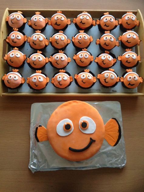 Nemo cake and cupcakes Finding Nemo Birthday Cake, Finding Nemo Cake, Finding Dory Birthday Party, Dory Birthday Party, Finding Dory Birthday, Finding Nemo Party, Nemo Birthday Party, Nemo Cake, Dory Birthday