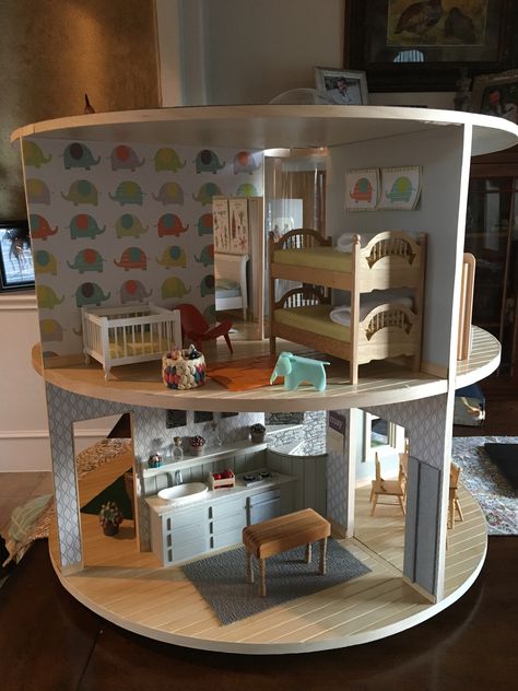 Round, revolving dollhouse Diy Girls Bedroom, Diy Bebe, Doll House Plans, Baby Diy, Barbie House, Barbie Furniture, Miniature Houses, Lazy Susan, Diy For Girls