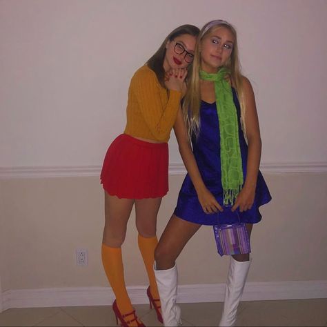 Halloween matching girlfriends costume Halloween Costume Ideas Best Friends, Costume Ideas Best Friends, Velma Halloween Costume, College Halloween Costume Ideas, Emily Skinner, College Halloween Costume, Blonde Halloween Costumes, Halloween Duos, Matching Halloween Costumes