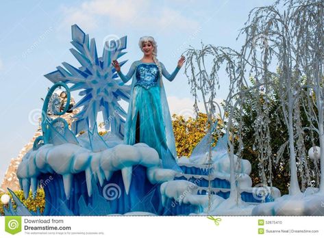 Frozen Parade Float, Disney Christmas Parade, Parade Float Decorations, Disneyland Parade, Gown Christmas, Christmas Parade Floats, Floating Decorations, Disney Parade, Frozen Christmas