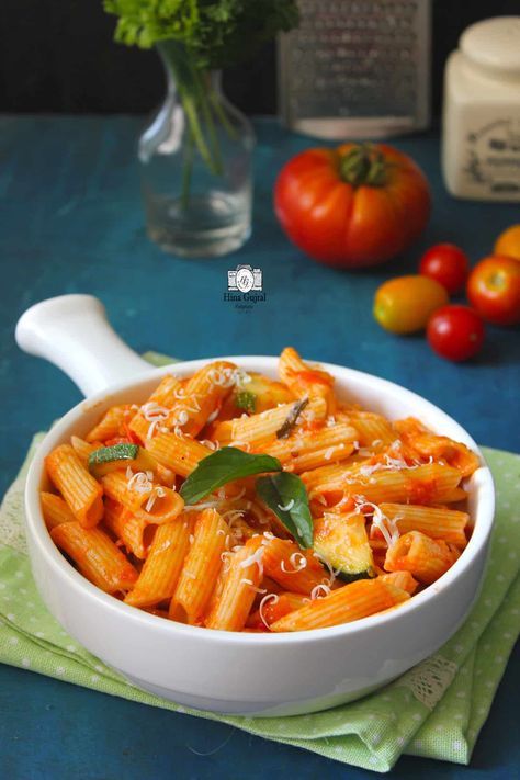 Pasta In Red Sauce, Tomato Sauce Pasta, Red Sauce Pasta Recipe, Penne Pasta Recipe, Fun Pasta, Red Sauce Recipe, Red Pasta, Penne Pasta Recipes, Resep Pasta