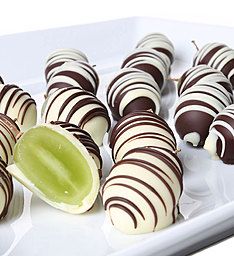 Fresh Belgian Chocolate Covered Grapes- 24pc Chocolate Covered Grapes, Covered Apples, Chocolate Covered Desserts, Chocolate Covered Apples, Timmy Time, Chocolate Covered Fruit, White Plate, Snacks Für Party, Chocolate Covered Strawberries