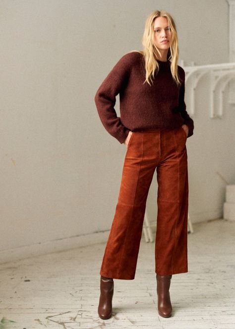 Pull Amiel - Moka - Baby Alpaga - Sézane Terracotta Top Outfit, Wool Jumper Outfit, Outfit Boheme, Brown Pullover Outfit, Suede Pants Outfit, Winter 70s Outfits, Soft Autumn Wardrobe, Sezane Outfit, Sezane Style