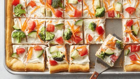 This top-rated, much-loved easy veggie pizza is a favorite go-to for potlucks, tailgate parties, showers, girls’ weekends—basically wherever there's a hungry crowd. Plus it's a brilliant way to use up whatever veggies you have at the ready. Crescent Roll Veggie Pizza, Cold Veggie Pizza, Different Types Of Food, Veggie Pizza Recipe, Pillsbury Recipes, Easy Veggie, Veggie Pizza, 500 Calories, Idee Pasto Sano