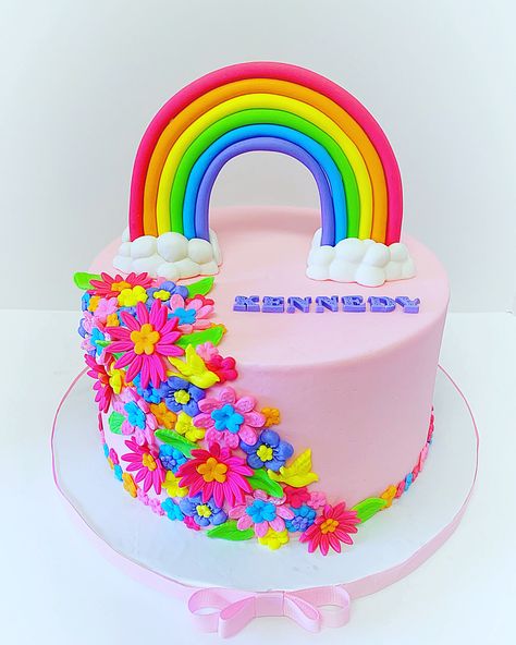 Rainbow Pin, Birthday Cake With Flowers, Rainbow Birthday Cake, Beautiful Birthday Cakes, Rainbow Birthday, Flower Cake, Cake Decorating, Birthday Cake, Pasta