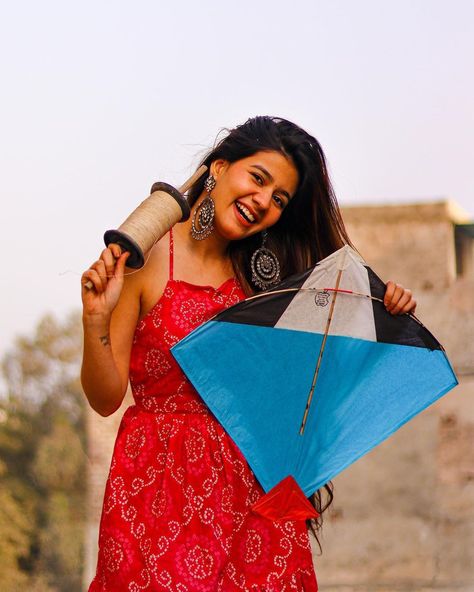 Makarsankranti Photography Pose, Makar Sankranti Photo Poses, Poses For Uttarayan, Makar Sankranti Photography, Uttarayan Photo, Makar Sankranti Photo, Cute Girly Quotes, Indian Bride Poses, Janmashtami Decoration