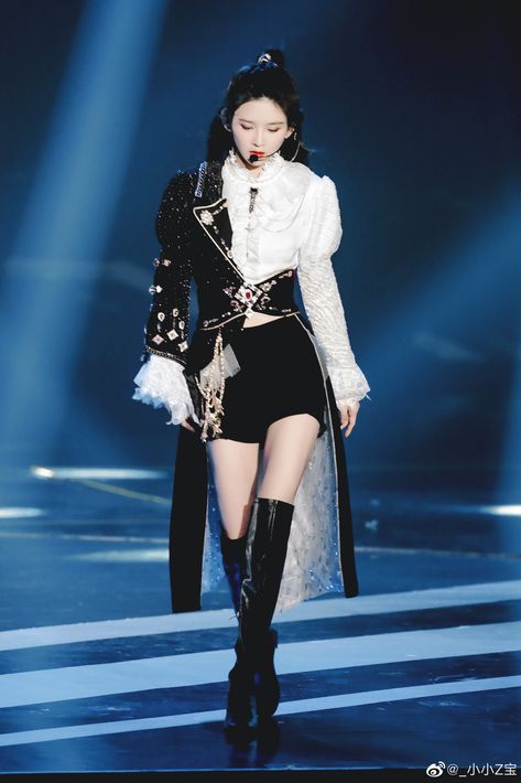 Kpop Leather Stage Outfit, Kpop Stage Outfits Ideas Elegant, Gothic Idol Outfit, Baddie Stage Outfits, Kpop Idol Performance Outfits, Kpop Award Show Outfit Ideas, Kpop Idol Dress Outfit, Outfit Performance Kpop, Black Stage Outfits Kpop