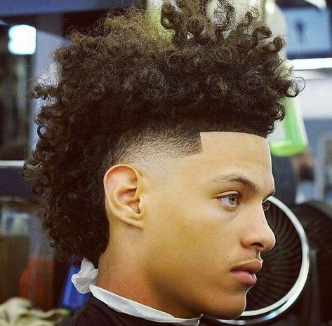 A shaggy frohawk hairstyle for men matched with a taper fade Burst Taper, Frohawk Fade, Boys Haircuts Curly Hair, Dominican Hair, Mohawk Hairstyles Men, Black Hair Cuts, Curly Hair Fade, Burst Fade, Fresh Cuts