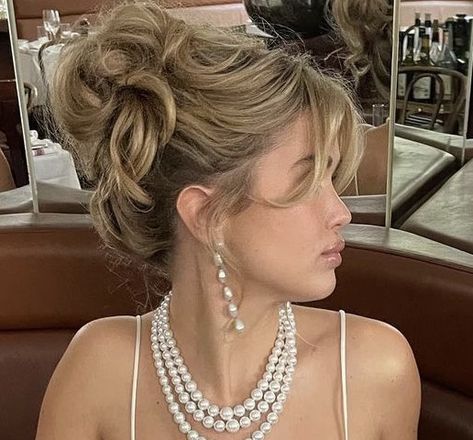 Prom Hairstyle Up, Cute Prom Hair Short, Deb Hair Styles, Hair Up Elegant, Updo Hair Prom, Hairstyle Prom Short Hair, Humid Wedding Hairstyles, Prom Hair White Girl, Prom Hairstyles For Thinner Hair Updo