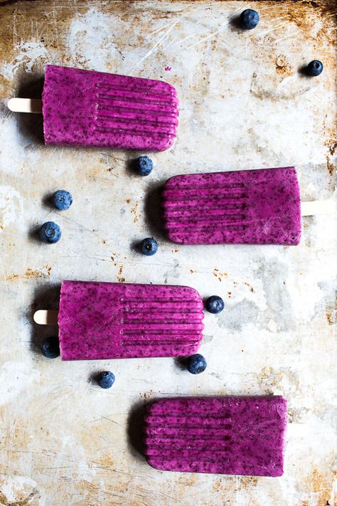 Banana Blueberry Popsicles are a delicious treat, that’s also good #GoCrow Smoothie Berry, Blueberry Popsicles, Protein Fruit Smoothie, Berry Popsicles, Healthy Summer Treats, Banana Popsicles, Smoothie Popsicles, Frozen Yogurt Recipes, Frozen Cocktail