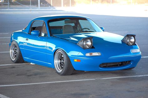 There's just something about mariner blue 5's that's just so right!! Miata Car, Mx5 Na, Mazda Roadster, Mazda Miata Mx5, Laguna Seca, Best Jdm Cars, Pimped Out Cars, Mazda Mx5 Miata, Miata Mx5