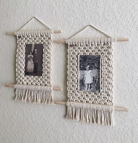 Macrame Photo Frame, Photo Frame Wall Decor, Makramee Diy, Macrame Hanger, Picture Holders, Macrame Hanging, Boho Wall Hanging, Boho Macrame, Hanging Photos