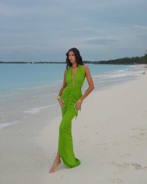 🍏🥝🥒🫒🥑🥭 | Instagram Unique Dresses, Vacation Outfits, Beach Style, Beach Outfit, Pretty Outfits, Summer Beach, Clothing Items, Outfit Inspo, Green