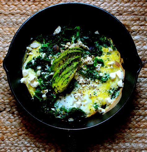 This Kale Skillet Omelette is the next hit dish at your weekend brunch. You can’t go wrong with a classic omelette with a healthy spin. Kale Omelette, Kale Skillet, Winter Meal Plan, Breakfast Recipies, Skillet Dishes, Omelette Recipe, Fresh Meals, Summer Meal Planning, Healthy Snacking