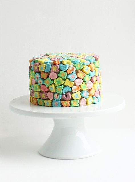 Lucky Charms Cake | Lucky Charms recipes, St. Patrick's Day dessert, St. Patrick's Day ideas and more from @cydconverse Impressive Baking, Lucky Charms Recipes, Lucky Charms Cake, Dessert Decor, Easy Cakes, Lucky Charms Cereal, Colorful Cake, Sugar Dough, Pastel Cupcakes