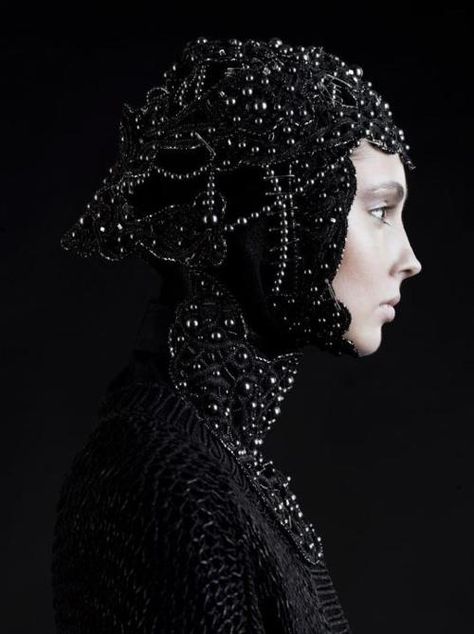 strong look headdress...good in profile. Black Mode, Dark Beauty, Dark Fashion, Black Pearl, Shades Of Black, Costume Design, Headdress, Black And White Photography, A Black