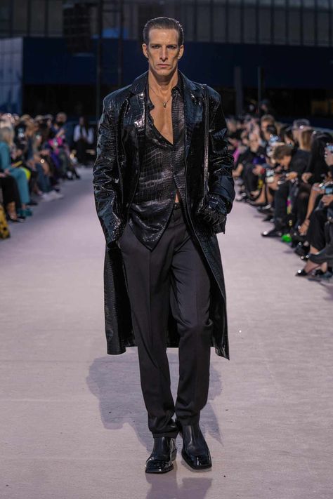 Male Model Outfits, Mens Runway Fashion, Men Moda, Versace Runway, High Fashion Runway, Versace Fashion, Mens Fashion Casual Outfits, Men’s Suits, Mens Designer Fashion