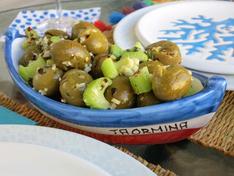 Sicilian cracked green olives - Sicilian Food Culture Olive Salad Recipe, Sicilian Food, Olive Salad, Italian Olives, Olive Recipes, Low Carb Pasta, Sicilian Recipes, Dessert Dips, Fruit Salad Recipes