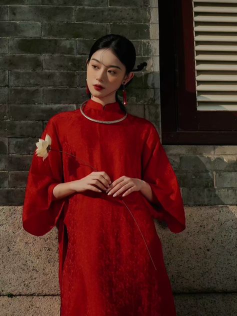 Red Ao Dai, Asian New Year, Vietnamese Traditional Clothing, New Year Photoshoot, Vietnamese Clothing, Traditional Chinese Dress, Outdoor Shoot, Chinese Hairstyle, Prewedding Photography