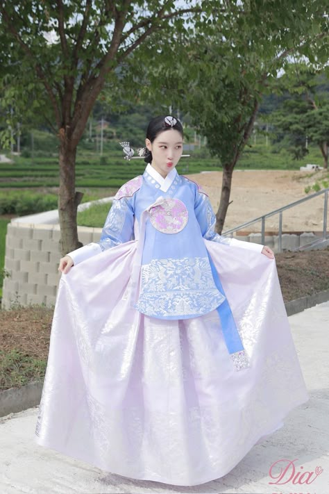 Kim Taehyung Idol Era, Joseon Dynasty Clothing, Princess Hanbok, Korean Traditional Dress Hanbok, The King's Affection, Eid Outfit Ideas, Jung Chae Yeon, Traditional Asian Dress, Korea Dress