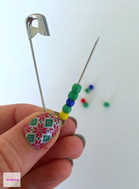 Christmas Safety Pin Craft Free Christmas Patterns, Christmas Tree Bead, Safety Pin Jewelry Patterns, Safety Pin Art, Easy Jewelry Making Ideas, Safety Pin Crafts, Christmas Jewelry Diy, Crochet Cupcake, Christmas Tree Beads