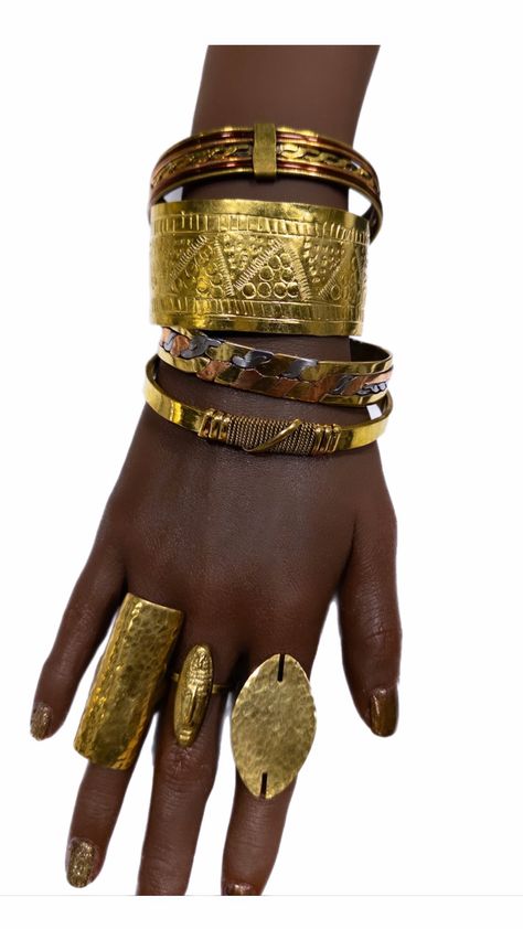 The I Am Cultures Bracelet Set offers a unique way to accessorize with a touch of African craftsmanship. Featuring four or 5 brass bracelets handmade in Kenya, this beautiful set is perfect for an elegant ensemble or a subtle statement. Rings not included Boohoo Chic, Afro Jewelry, Dope Jewelry Accessories, Birthday Fits, Mode Boho, Brass Bracelet, Jewelry Lookbook, Ring Crafts, African Jewelry