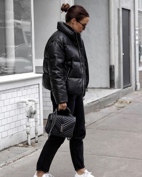 Puffer jacket Black Puffer Coat Outfit, Black Puffer Outfit, Outfits With Puffer Jackets, Puffer Jacket Outfit Ideas, Black Puffer Jacket Outfit, Puffer Coat Outfit, Best Puffer Jacket, Puffer Outfit, Jacket Outfit Ideas